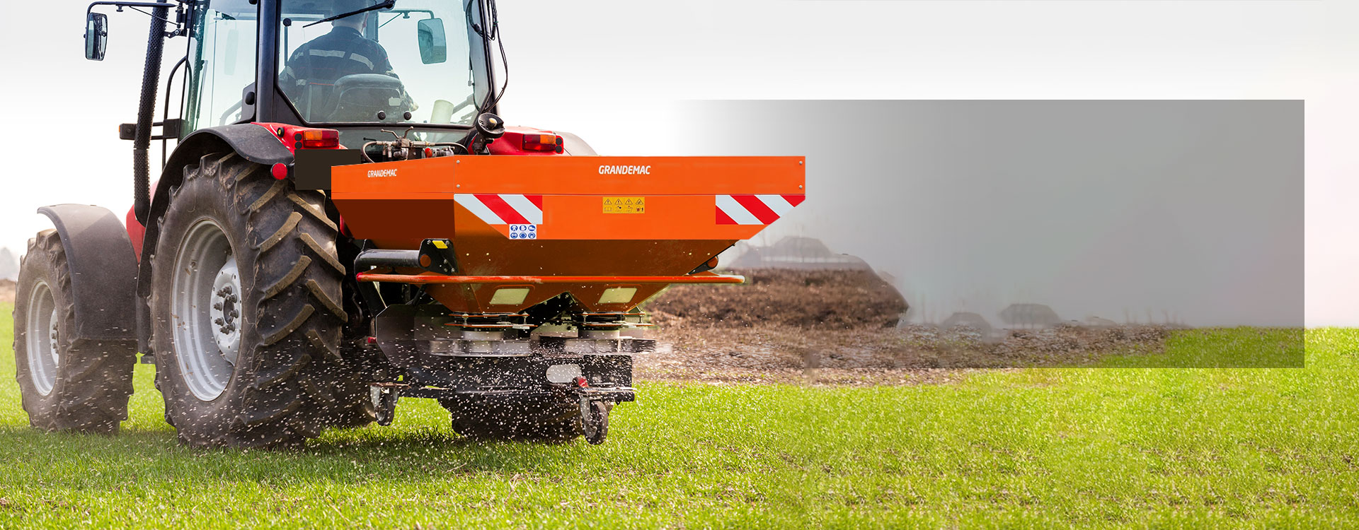 Profesionalna rotacijska freza, ki dela na kmetijskem polju