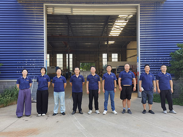 Il management di GRANDEMAC davanti all'ingresso della fabbrica