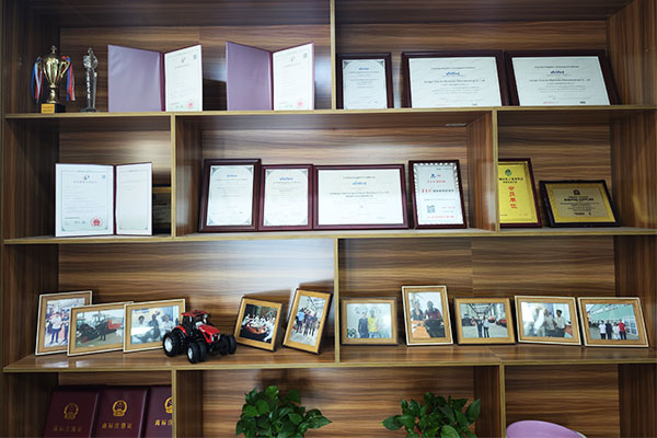 Parete espositiva con premi e certificati aziendali