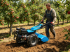 Orchard dvoukolov&yacute; kr&aacute;čej&iacute;c&iacute; traktor s rotačn&iacute;m kultiv&aacute;torem